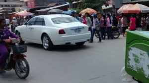 Rolls Royce und Textilarbeiterinnen